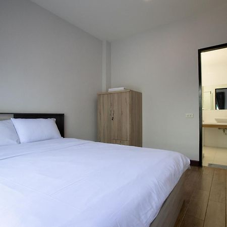 Room 36 Service Apartment Bangkok Exteriör bild