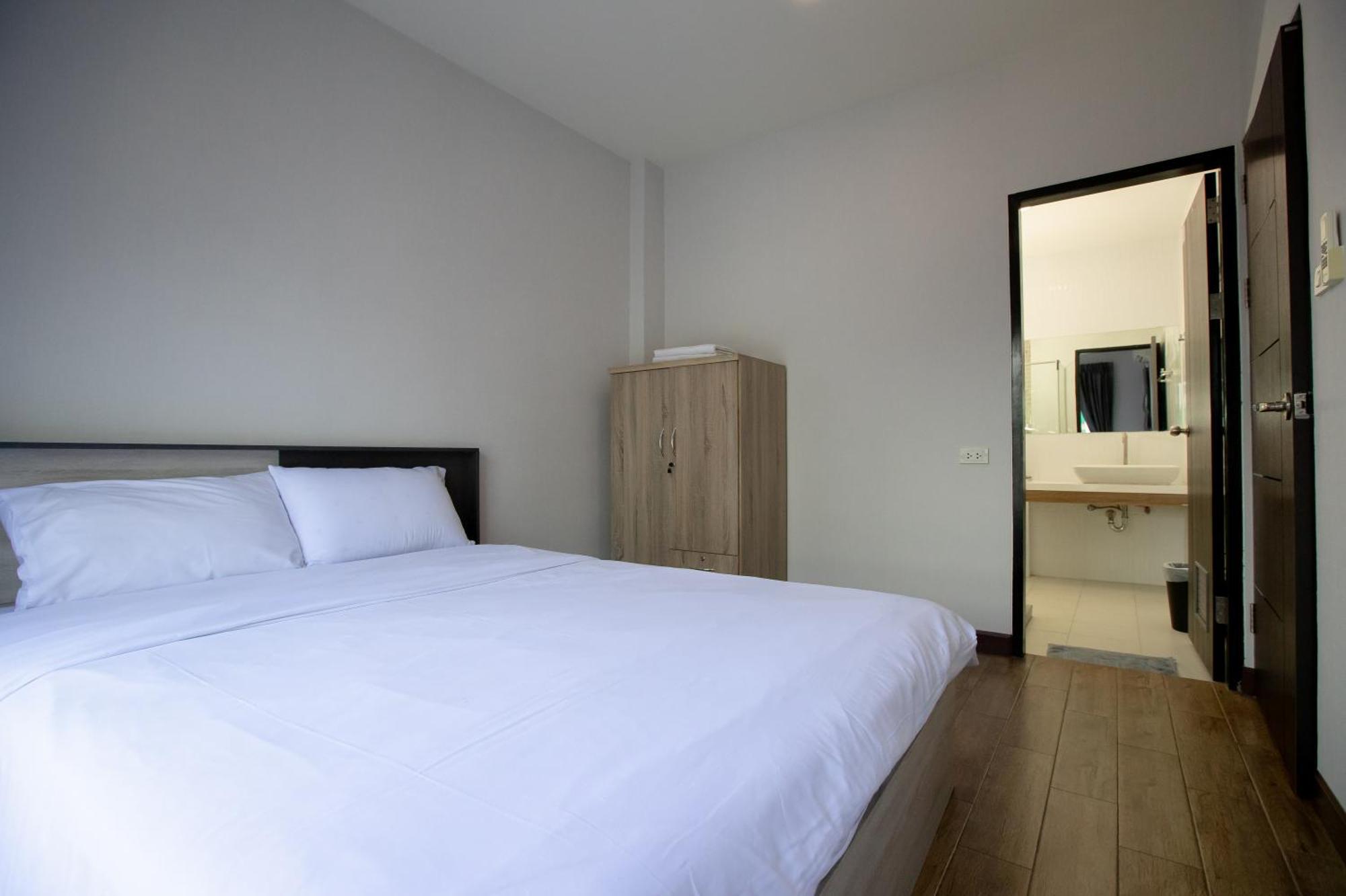 Room 36 Service Apartment Bangkok Exteriör bild