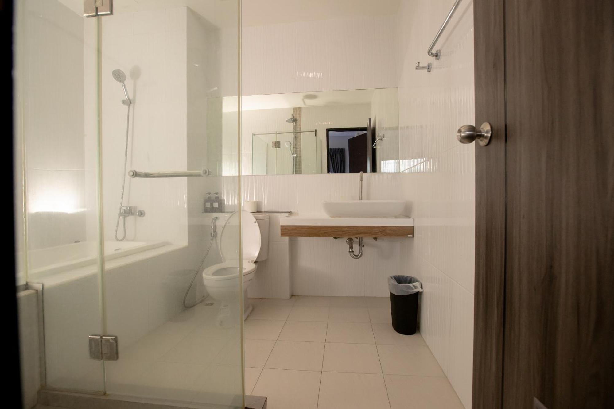 Room 36 Service Apartment Bangkok Exteriör bild