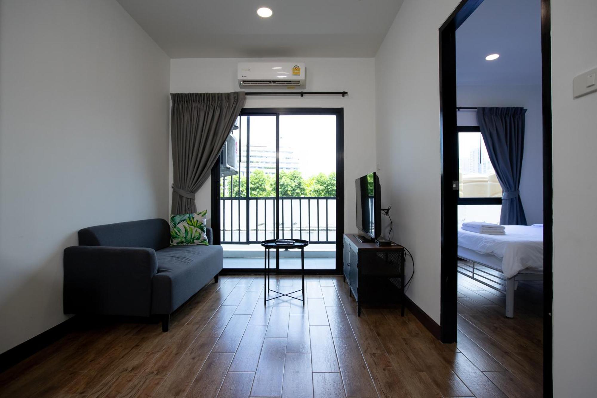 Room 36 Service Apartment Bangkok Exteriör bild